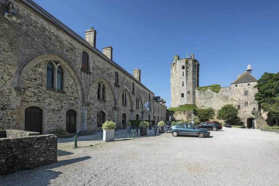 Bricquebec-en-Cotentin — Épaviste à Bricquebec-en-Cotentin (50260)