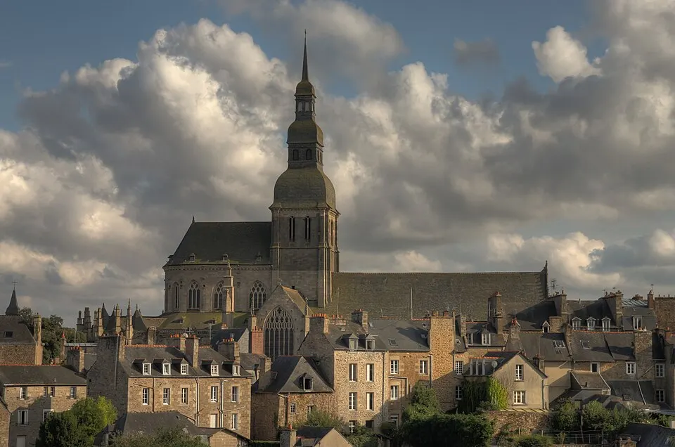 Dinan — Épaviste à Dinan (22100)