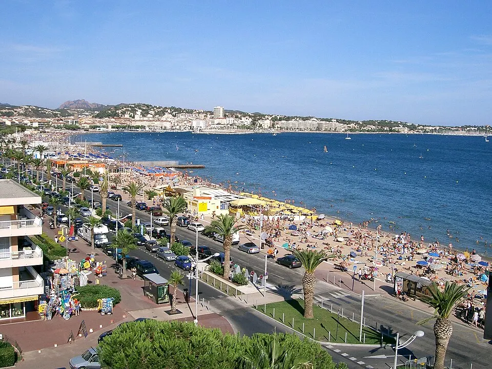Fréjus — Épaviste à Fréjus (83370)