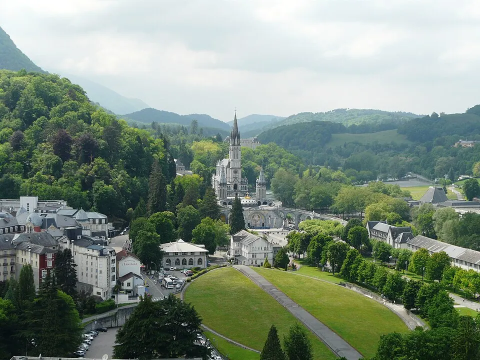 Lourdes — Épaviste à Lourdes (65100)
