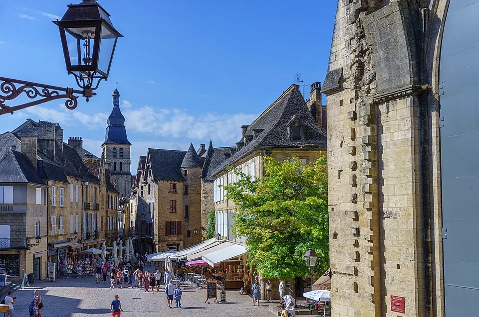 Sarlat-la-Canéda — Épaviste à Sarlat-la-Canéda (24200)